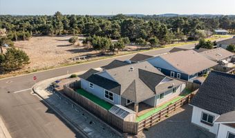 937 Carter St SW, Bandon, OR 97411