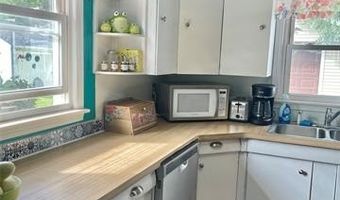 1090 Lakeview Street St, Waterford, MI 48328