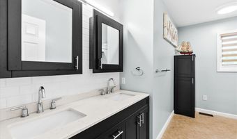 18 Woodland Hills Ct, Alton, IL 62002