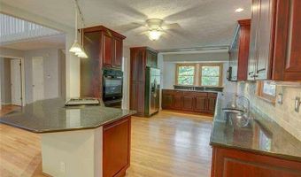 639 Lakeshore Dr, Berkeley Lake, GA 30096