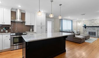 6 Varnum Ave, Bristol, RI 02809