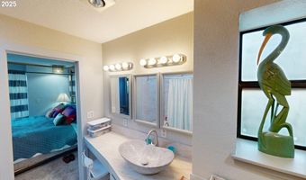 222 DEL NORTE Ln 8, Brookings, OR 97415