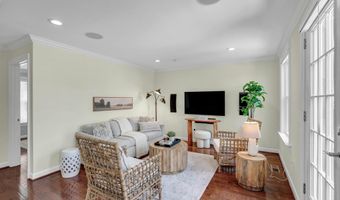 1818 POTOMAC GREENS Dr, Alexandria, VA 22314