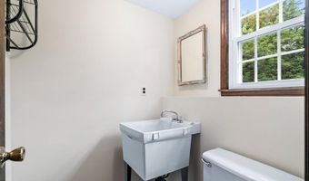 19 Galloping Cir, Belford, NJ 07718