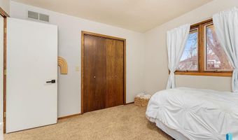 609 S Splitrock Blvd, Brandon, SD 57005