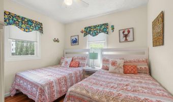 45 Crescent Rd, Middletown, RI 02842