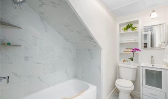 28 Young St 1, Newport, RI 02840