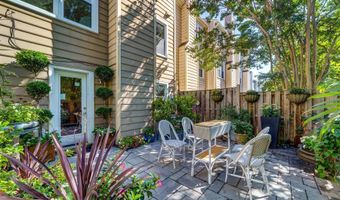 8 CARRIAGE HOUSE Cir, Alexandria, VA 22304