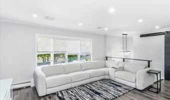 16 Netz Pl, Albertson, NY 11507