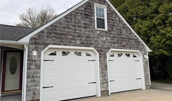 6 Lakewood Dr, Narragansett, RI 02882