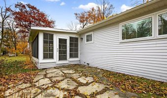 1040 E MOORPARK Ave, Appleton, WI 54911