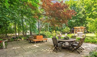 13 Provost Dr, Airmont, NY 10901