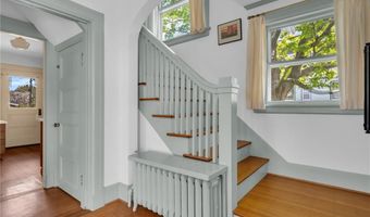 4 Van Zandt Ave, Newport, RI 02840