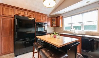 5 Sweet Corn Dr, Cranston, RI 02921
