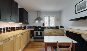 2 Summer St B, Newport, RI 02840