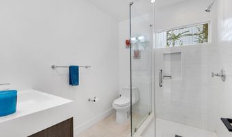 3843 Hayvenhurst Ave, Encino, CA 91436