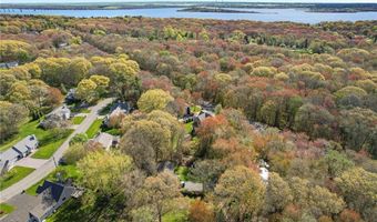 7 Winterberry Rd, Narragansett, RI 02882
