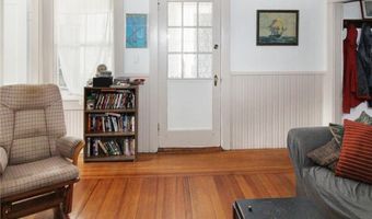 5 Davis Ct, Newport, RI 02840