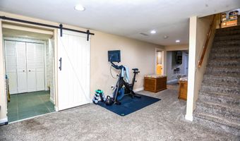 1977 Country Ln, Aberdeen, SD 57401