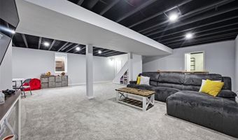 1103 E 1st St, Anamosa, IA 52205