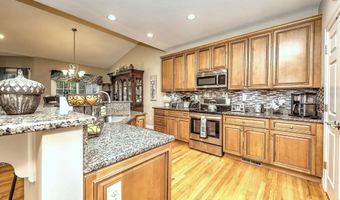 61 Pondview Cir 61, Beacon Falls, CT 06403