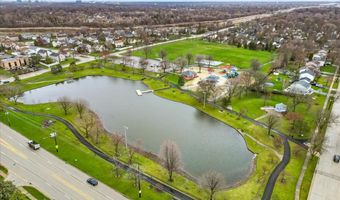 345 Lakeside Dr, Roselle, IL 60172