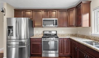 587 Surrey Dr, Aurora, OH 44202