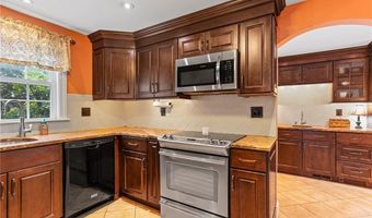 42 Pelham Pkwy, North Providence, RI 02911