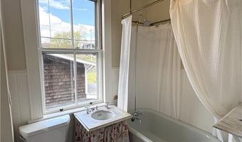 39 Walcott Ave, Jamestown, RI 02835