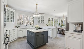 210 Old Plantation Dr W, Beaufort, SC 29907