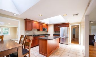 122 Belvedere Dr, Cranston, RI 02920