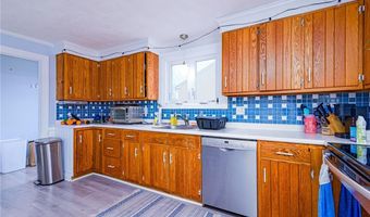 4 Village Ln, Narragansett, RI 02882