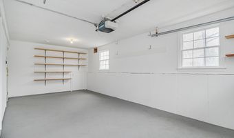 23 Oak Grove Rd, Brookfield, CT 06804
