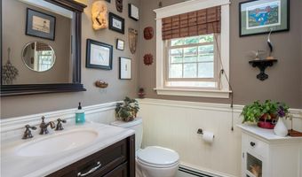 7 Boulevard E, Middletown, RI 02842