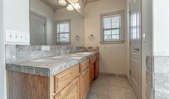 1102 SE Phoenix St, Bentonville, AR 72712
