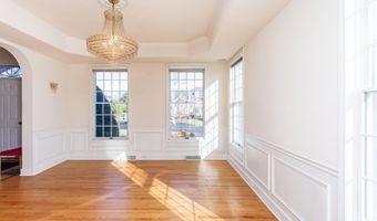 4 Hilander Dr, Albany, NY 12211