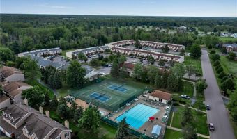 2 Southcreek Ct B, Amherst, NY 14051