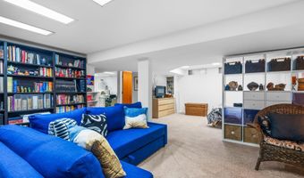 2202 Pine Grove Ct, Ann Arbor, MI 48103
