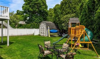 60 Brooklyn Rd, Narragansett, RI 02882