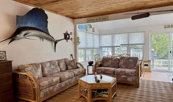 42 Central Ave, Clinton, CT 06413