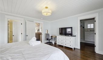 67 Caswell St, Narragansett, RI 02882