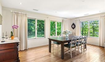 4 Alpond Dr, Newport, RI 02840