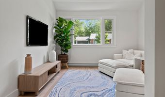 8 Knight St, Falmouth, ME 04105