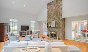 20 Laura Dr, Danbury, CT 06811