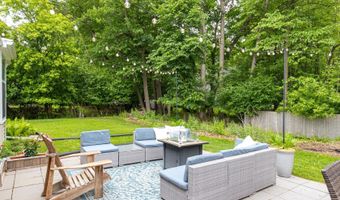 11 MEADOWBROOK Ct, Appleton, WI 54914