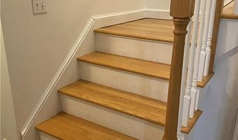 40 Fox Dr, Narragansett, RI 02882