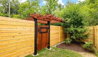 2 Maple Village Ct, Ann Arbor, MI 48103