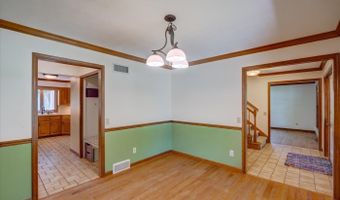 21 E Newhaven Cir, Madison, WI 53717