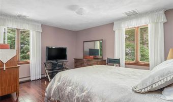 10 Oak Hill Dr, Lincoln, RI 02865
