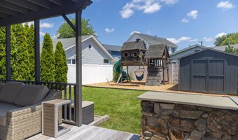 18 Waverly Rd, Branford, CT 06405
